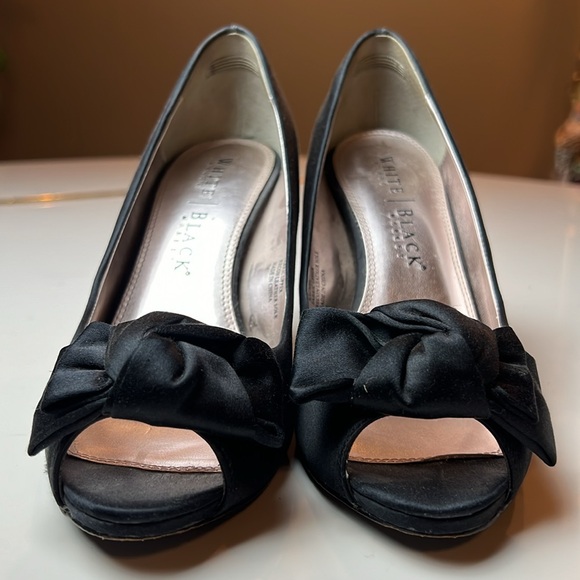 🖤WHITE HOUSE BLACK MARKET BLACK SATIN 4” OPEN TOE HEELS WITH BOW SIZE 7🖤 - Picture 7 of 16